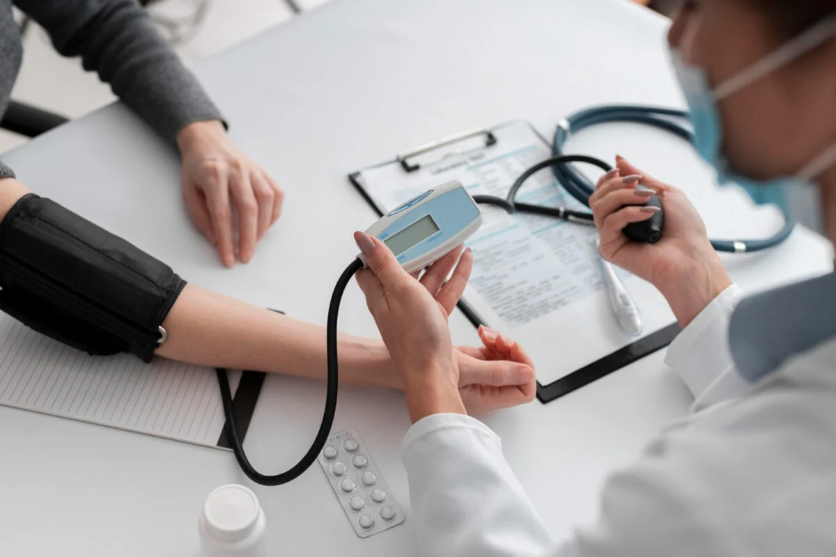 Check-up ανά ηλικία: Ποιες εξετάσεις πρέπει να κάνεις στα 30, 40, 50+